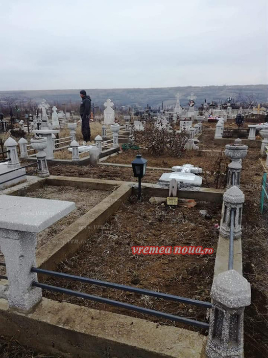 Descoperire halucinantă într-un cimitir din Vaslui. Sătenii sunt îngroziți