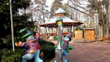 ULUITOR! Imagini surprinse de camerele video într-un parc din Botoşani! Au mimat scene erotice cu figurinele din orăşelul copiilor