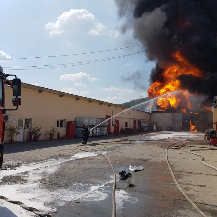 Incendiu puternic la o fabrică de vopsele din Mihăești-Vâlcea | FOTO + VIDEO