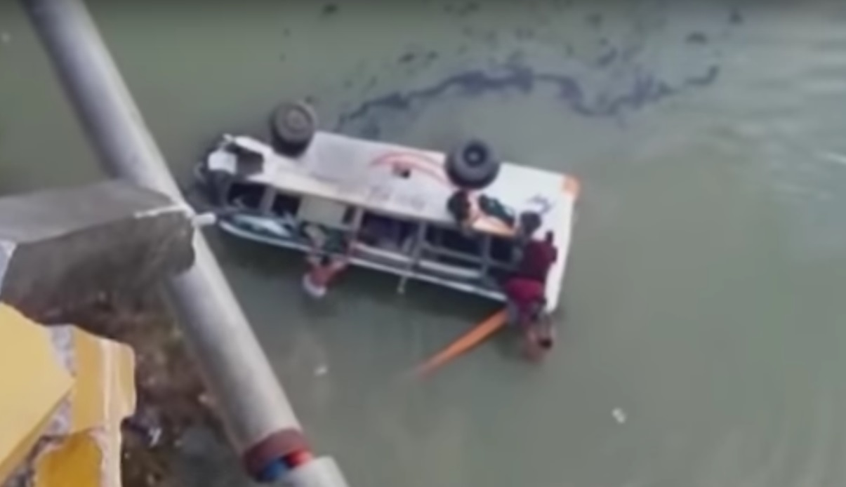 VIDEO / Un autocar cu pelerini a plonjat în apă, de la 20 de metri! Bilanţul tragediei: cel puţin 33 de morţi şi peste 15 răniţi