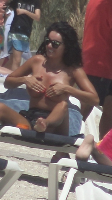 Claudia, iubita lui Dorian Popa, a făcut topless la plajă.
foto: wowbiz.ro