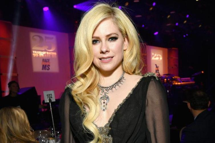 Cântăreața canadiană Avril Lavigne, diagnosticată cu boala Lyme: ”Am acceptat moartea”!