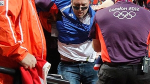 FOTO Un barbat a fost arestat dupa ce a aruncat o sticla pe pista de la 100 m la JO 2012