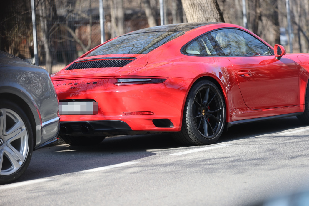 Simona Halep, la plimbare cu superbul Porsche 911 Carrera, de culoare roșie (Foto: CANCAN.RO)