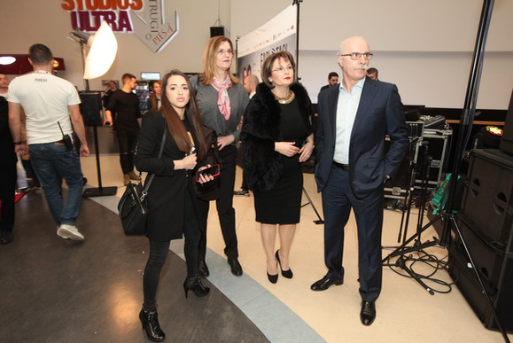 Mariana Bitang și Octavian Bellu, pe covorul roșu întins pentru premiera filmului “Faci sau taci”. Sursa foto: Sever Gheorghe/click.ro