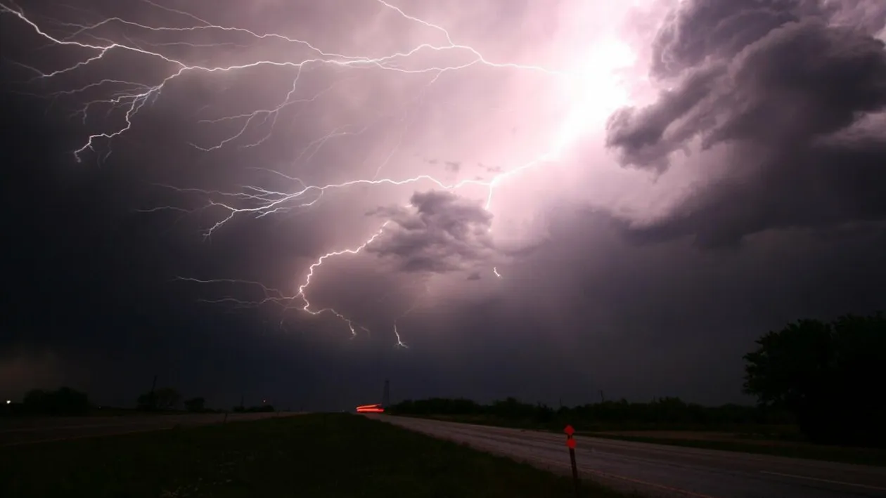 Intensitatea furtunilor din București devine din ce în ce mai îngrijorătoare: „Bucureștiul nu va mai putea fi locuit decent!”