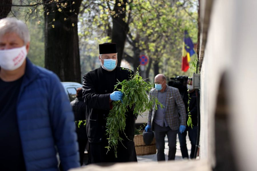 Daniel Tudorache, primarul Sectorului 1, și un preot al Bisericii Cașin împart ramuri de salcie bucureștenilor: ”Căminul fiecărui creștin va fi propria bazilică” | FOTO