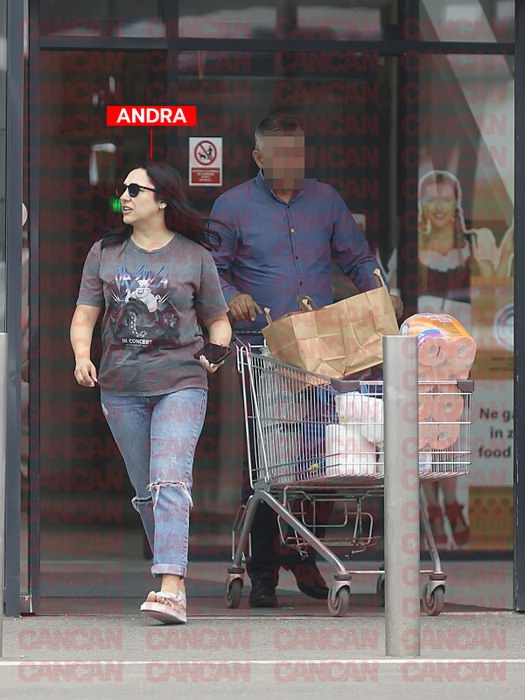 Andra iese din supermarket cu căruțul plin (Foto: CANCAN.RO)