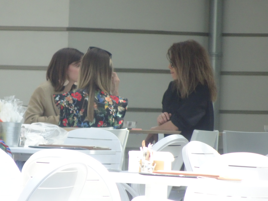 Dana Rogoz, la terasă cu fiul ei, Adela Popescu și Alina Chivulescu