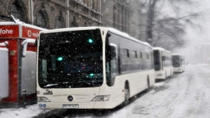 O femeie aproape dezbrăcată a fost găsită moartă într-o staţie de autobuz din Vaslui!