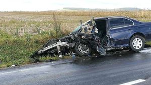 Teribilist la 19 ani. Șoferul unui BMW a făcut prăpăd într-un sat din Iași: un mort și doi răniți
