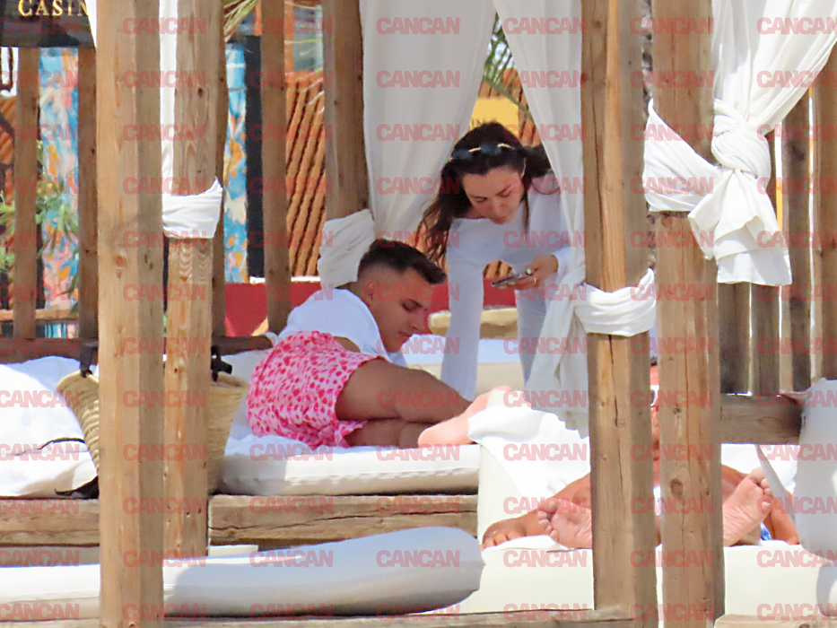 Inlfuencerița si iubitul s-au relaxat pe plajă