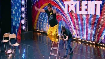 Panica si sange la Romanii au talent Ce s-a intamplat cand acest barbat a sarit de pe scara in cioburi! Toti au urlat de durere