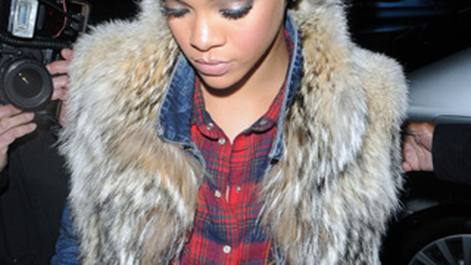 Rihanna a facut o cadere nervoasa. Beyonce a ajutat-o sa-si revina