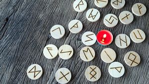 Horoscop rune azi, 31 iulie 2026. Laguz prevestește zile furtunoase pentru o zodie, dar sfatul este să nu dispere!
