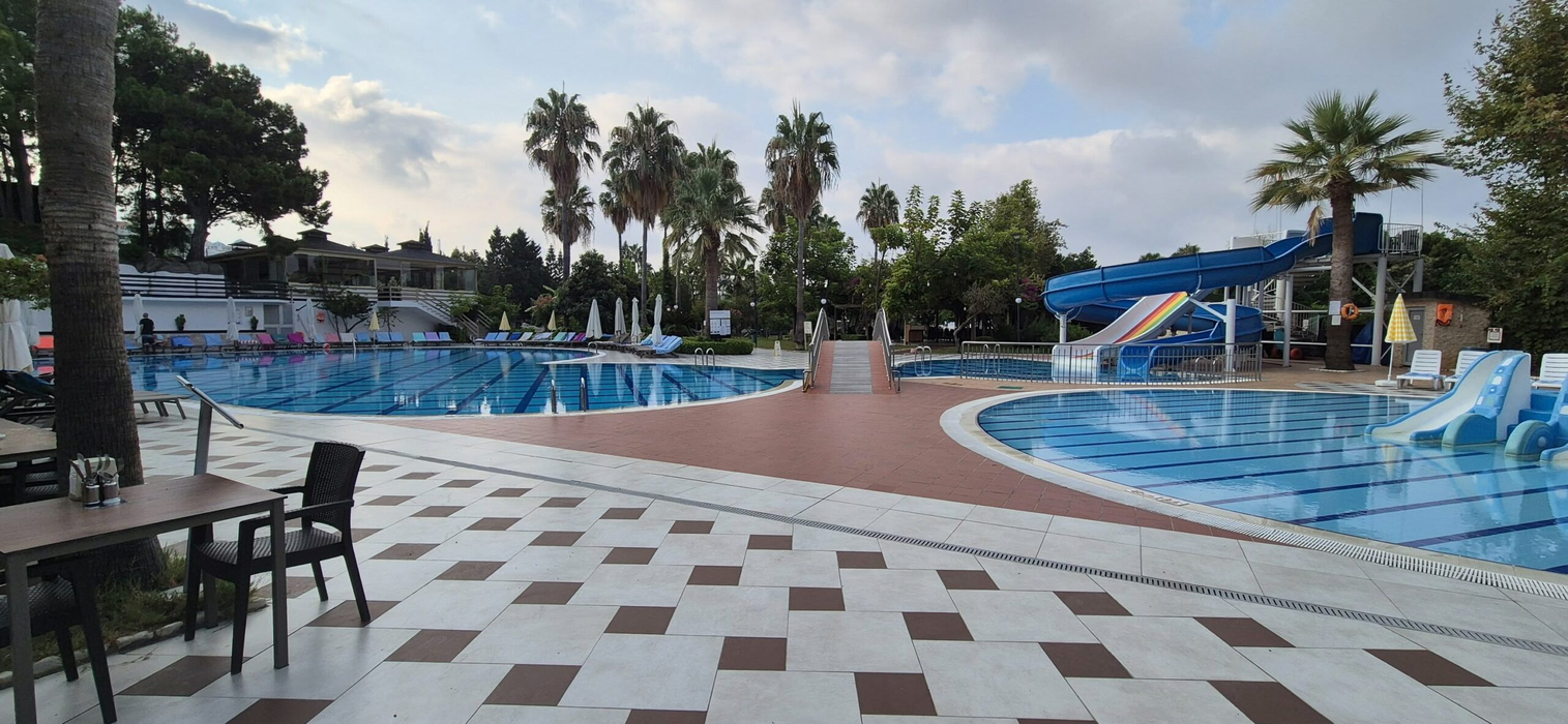 Cât au plătit doi români pentru un sejur de 7 nopți la „ultra all-inclusive”, în Turcia. Au fost cazați într-un hotel de 5 stele din Antalya