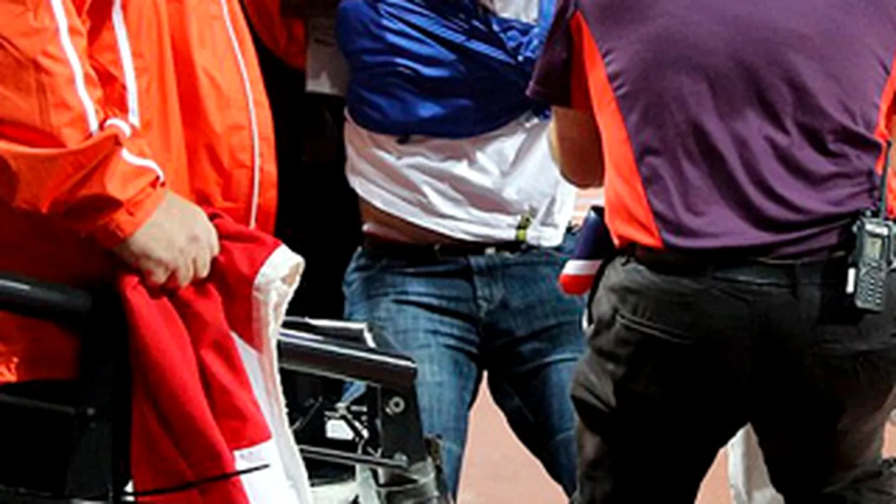 FOTO Un barbat a fost arestat dupa ce a aruncat o sticla pe pista de la 100 m la JO 2012