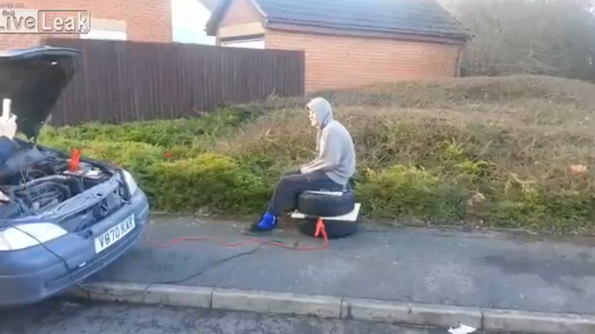 Video! Mai ceva ca-n Stan si Bran! Un tanar s-a luat la “tranta” cu un airbag. Ce a iesit e….