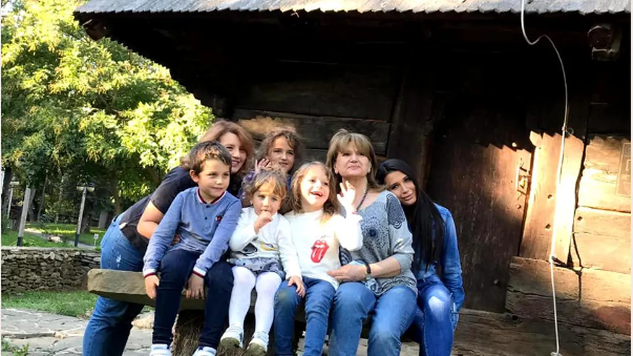 Imaginea de milioane! Maria Băsescu, alături de cei patru nepoți ai ei
