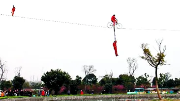 La trei ani, face echilibristica deasupra tigrilor