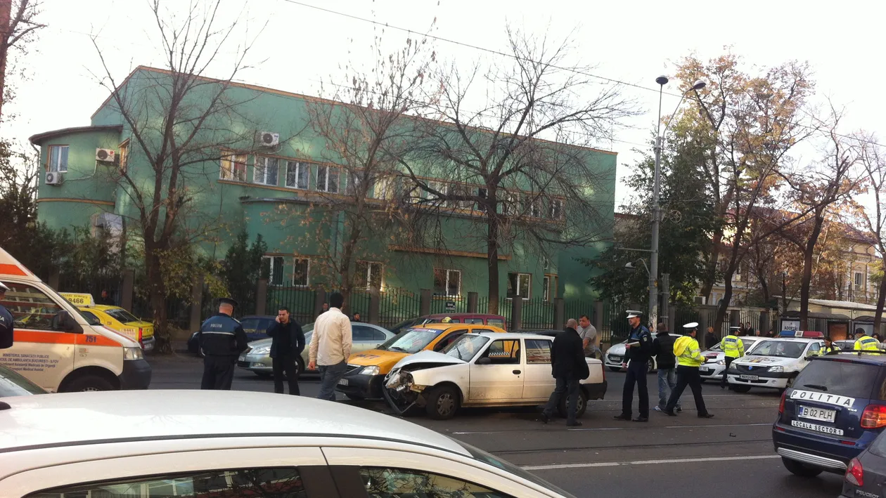 La un pas de tragedie! O masina de politie s-a facut acordeon dupa ce s-a ciocnit cu un taxi!