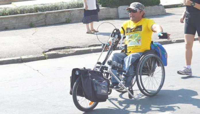 A murit Vasile Stoica, maratonistul român care a străbătut lumea în scaun cu rotile. Avea 49 de ani