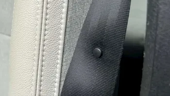 Puțini șoferi știu. La ce folosește butonul de pe centura de siguranță