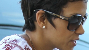 Halle Berry merge in carje, ciufulita, dar are ochelari personalizati!