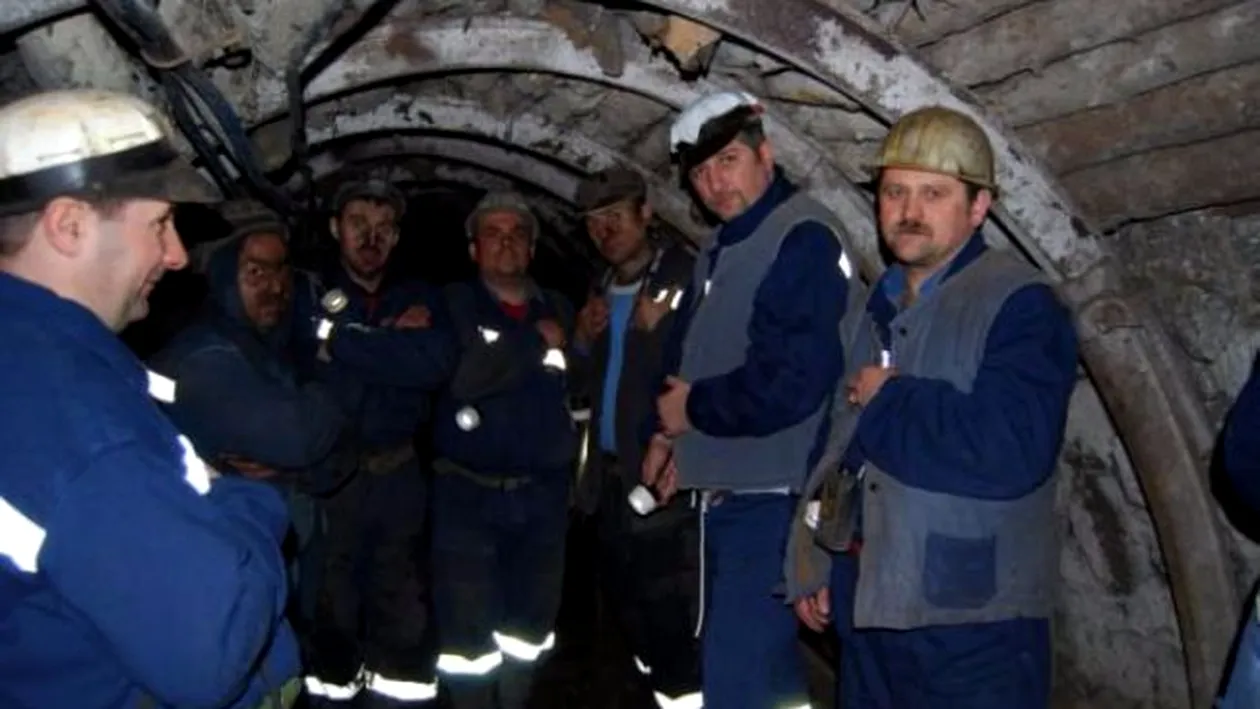 Grevă în Valea Jiului! Peste 100 de mineri s-au blocat în subteran, din cauza întârzierii salariilor