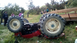 Accident grav în Dâmbovița. Un șofer a fost strivit sub tractor, la cules de mere