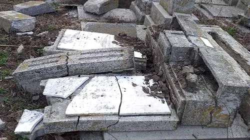 Cei trei tineri care au devastat cimitirul evreilor din Huși au fost trimiși în judecată. Ce sancțiune o să primească minorii