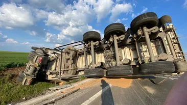 Impact violent în Teleorman! Un tir cu cereale s-a izbit de un autoturism și s-a răsturnat