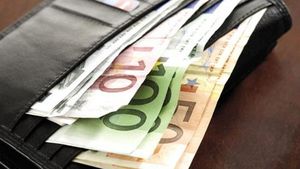 Portofel plin cu bani, găsit și predat polițiștilor la Craiova. Ce sumă se afla în interior