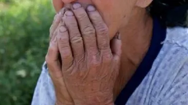 Batrana tinuta legata de piciorul mesei, in Botosani! N-o sa-ti vina sa crezi cum explica fiul ei asta