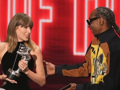 MTV VMA 2026 | Madonna a dominat gala, iar Taylor Swift a primit marele premiu al serii. Lista completă a câștigătorilor