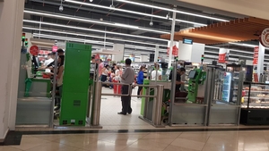 Scandal la casele self-scan din supermarketul Auchan. De unde a pornit toată neînțelegerea