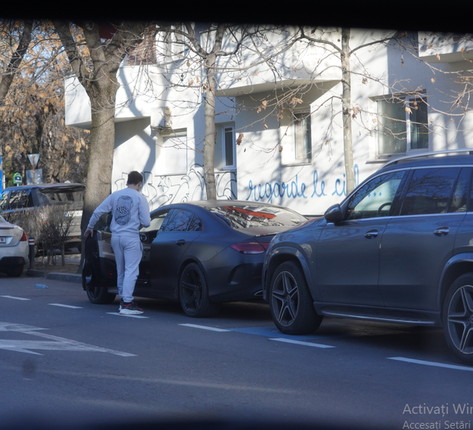 Selly și-a luat cafeluța și va pleca în scurt timp cu mașina care-i parcată lângă trotuar