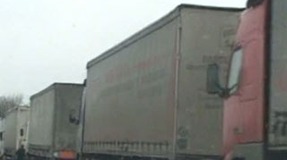 Zeci de soferi de TIR petrec Craciunul la vama, din cauza restrictiilor de trafic