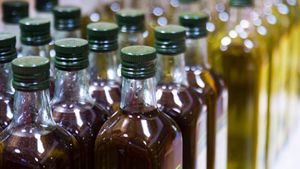 Uleiurile sănătoase cu care românii au început să gătească. Cel de floarea soarelui devine istorie!