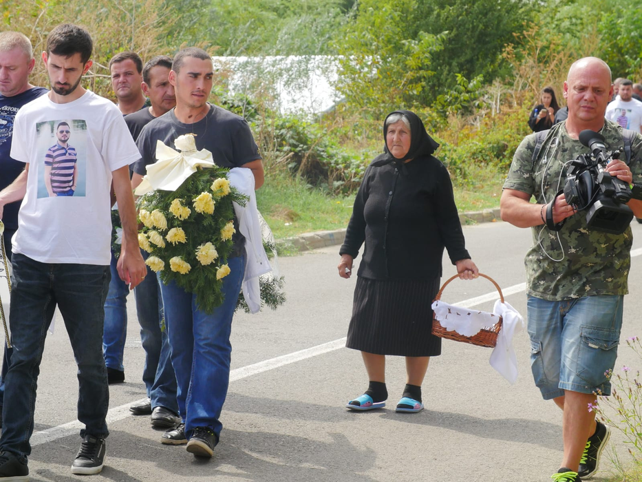 Mama lui Dany Vicol, transfigurată de durere! Ce striga lângă sicriul fiului ei. IMAGINI EXCLUSIVE