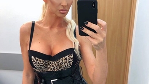 Nu are nicio rușine! Andreea Bănică, fotografiată dezbrăcată pe terasa hotelului