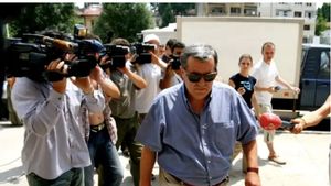 Era unul dintre cei mai cunoscuţi milionari, dar acum a ajuns falit. Soţia i-a luat toată averea şi suferă de demenţă