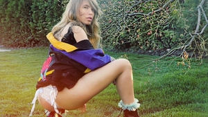 Corina, fotografiată într-o nouă ipostază incitantă + 18: topless și cu un trandafir alb prins în zona intimă