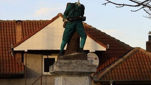 Nu e banc cu olteni! Edilii unei comune din Dolj au depus coroane la o statuie fără cap