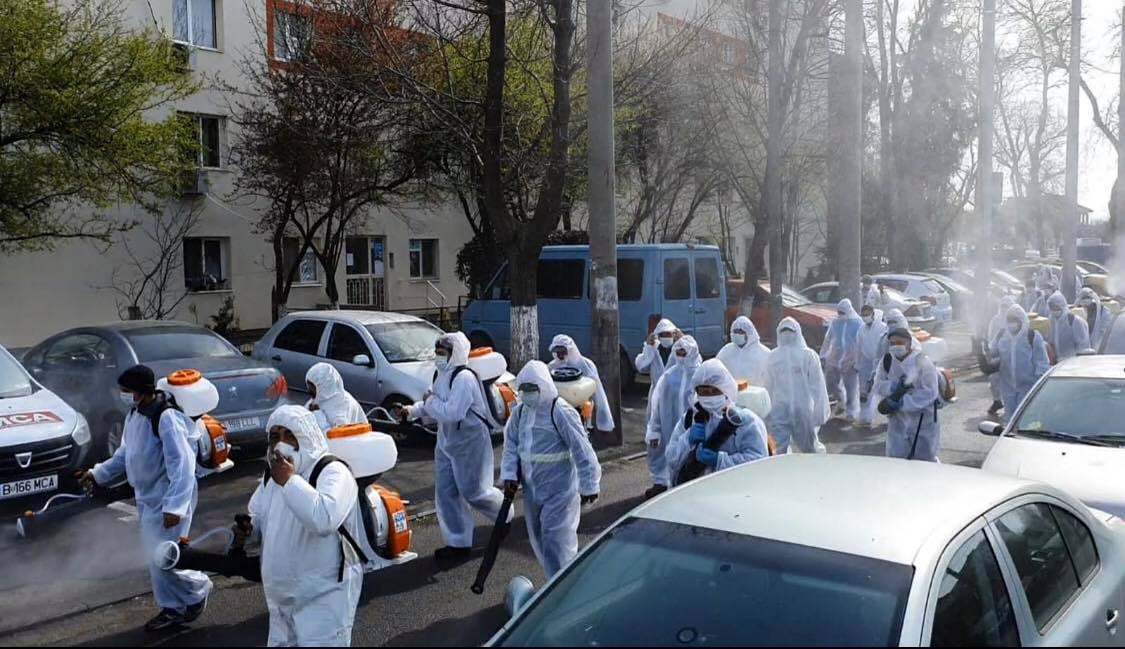 Primăria Sectorului 4 continuă și în weekend campania de dezinfecție a scărilor și aleilor de bloc, a locurilor de joacă și a spațiilor verzi