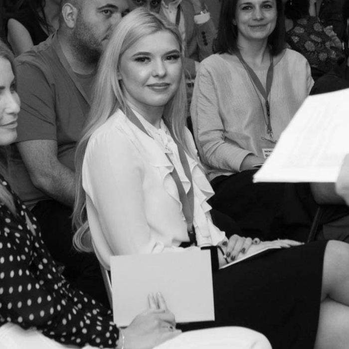 Cum arată moștenitoarea imperiului fraților Pavăl și ce studii are. Karina a finalizat achiziția Carrefour România