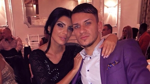 Gesturi INDECENTE in public! Andreea Tonciu pipaita de iubitul sau