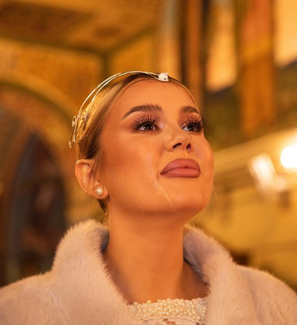 Emily Burghelea, primele declarații după ce s-a căsătorit: "Îl țineam de mână pe iubitul meu și parcă deveneam unul și același" 