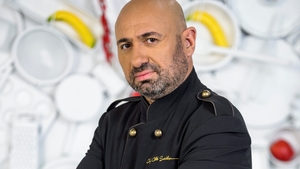 În plină pandemie, Cătălin Scărlătescu s-a ”privatizat”! Juratul de la Antena 1, gătește și livrează mâncare la ”casoletă”!