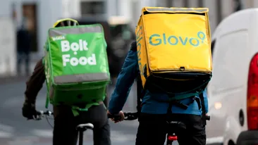 Ce salariu are un curier de la Glovo? Cât câştigă faţă de livratorii Uber Eats sau Bolt Food